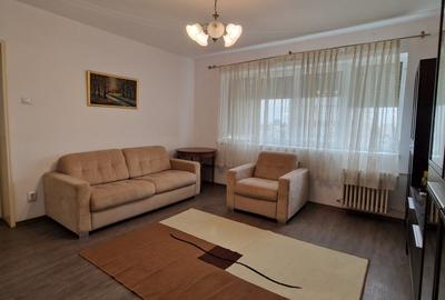 Apartament cu 3 camere semidecomandat în 1 Mai