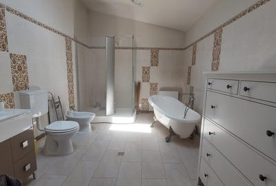Apartament cu 8 camere decomandat, mobilat în Central - 12