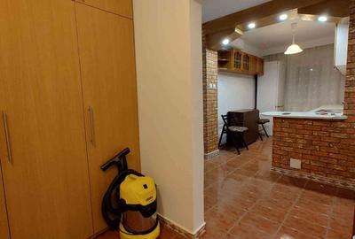 Apartament cu 3 camere decomandat în Exterior Vest