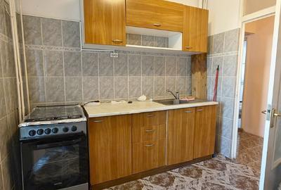 Apartament cu 2 camere decomandat în Florilor