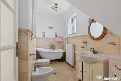 Apartament cu 3 camere semidecomandat în Central