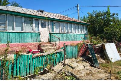 Casă individuală cu 2 camere cu Teren 2300 Mp în Pietrele