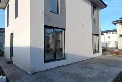 Casă cu 4 camere cu Teren 400 Mp în Central