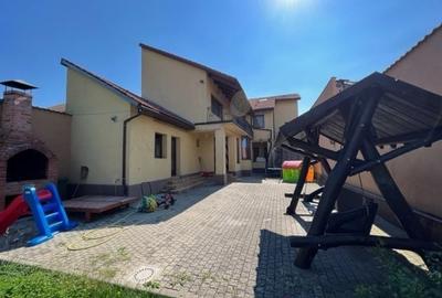 Casă individuală cu 10 camere cu Canalizare în Central - 1