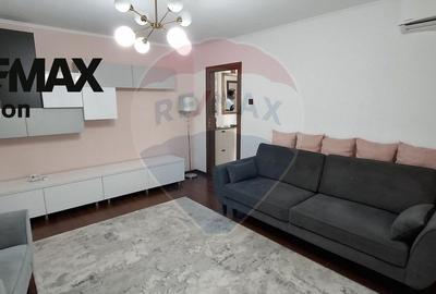 Apartament cu 3 camere semidecomandat în Rovine