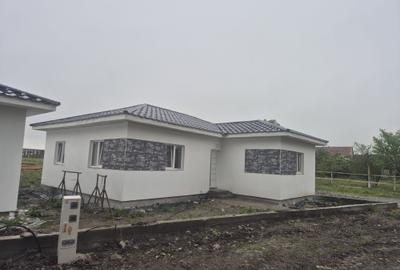 Casă cu 4 camere în Lazuri - 1