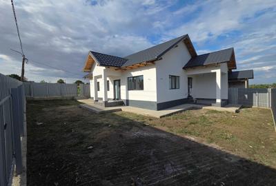 Casă cu 3 camere în Tulucești
