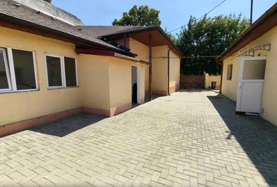 Casă individuală cu 5 camere cu Canalizare în Lunei