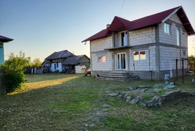 Casă cu 4 camere în Bradu - 2