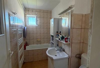 Apartament cu 3 camere semidecomandat în Zamfirescu