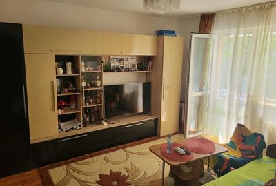 Apartament cu 3 camere semidecomandat în Crihala