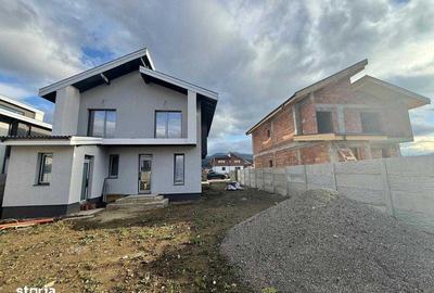 Casă cu 4 camere cu Teren 130 Mp în Cristian