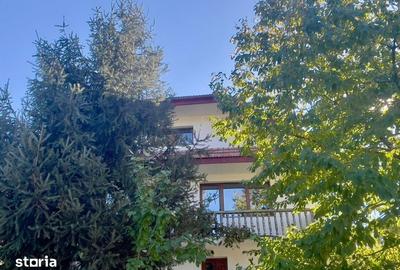 Casă cu 7 camere cu Teren 616 Mp în Central