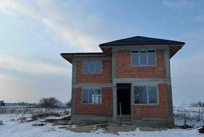 Casă cu 4 camere cu Teren 228 Mp în Vărăști - 1