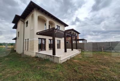 Casă individuală cu 5 camere cu Canalizare în Moșnița Nouă