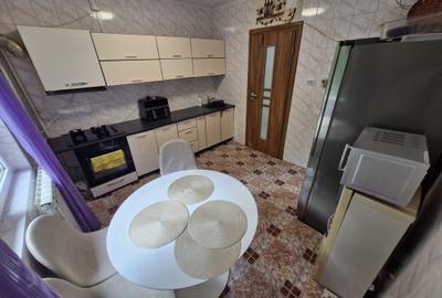 Apartament cu 3 camere decomandat în Vitan