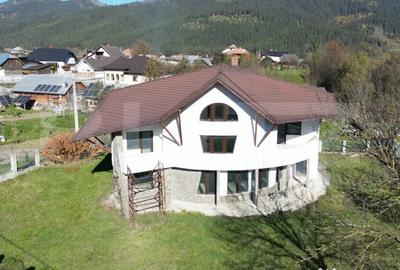 Casă cu 5 camere cu Teren 829 Mp în Central - 2