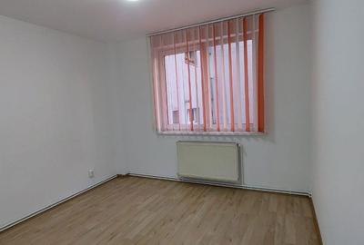 Spațiu comercial, de 40 mp, în Central - 6