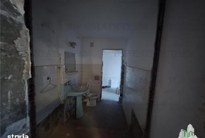 Apartament cu 3 camere semidecomandat în Calea Galați