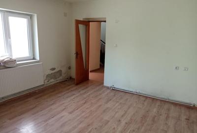 Casă individuală cu 5 camere cu Canalizare în Abator - 2