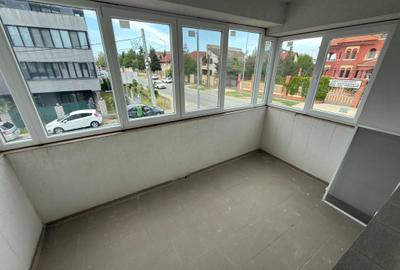 Apartament cu 3 camere semidecomandat, mobilat în Central