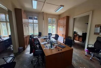 Apartament cu 4 camere semidecomandat în Central