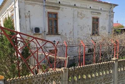 Casă cu Teren 1300 Mp în Central