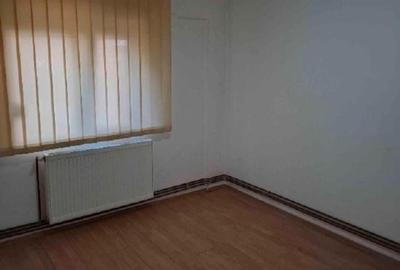 Apartament cu 3 camere decomandat în Steaua