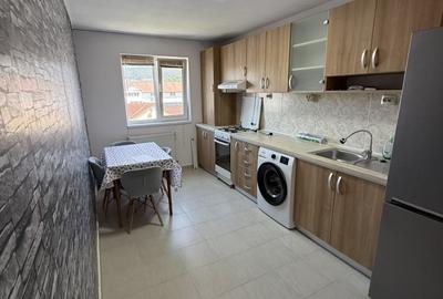 Apartament cu 3 camere semidecomandat, mobilat în Florești - 1