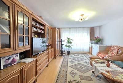 Casa cu trei camere, curte proprie, Podul Cretului, Schei