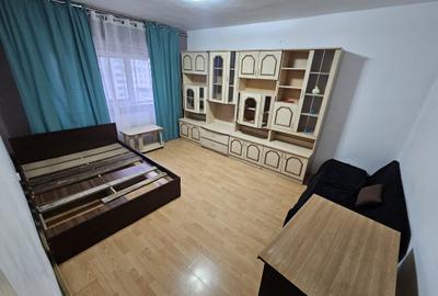 Apartament cu 3 camere decomandat, mobilat în Dacia
