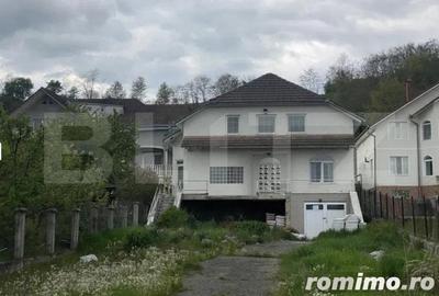Casă cu 7 camere cu Teren 1000 Mp în Central - 1