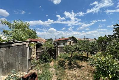 Casa de vanzare in comuna Vulturu , la strada Principala - 12