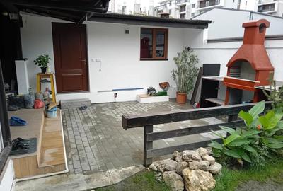 Inchiriez camera la curte - 2