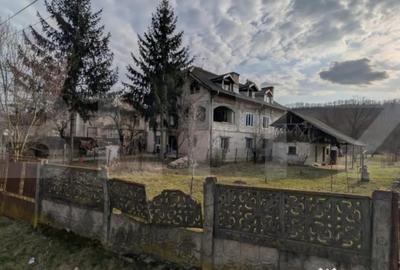 Casă cu 7 camere cu Teren 1656 Mp în Central - 11