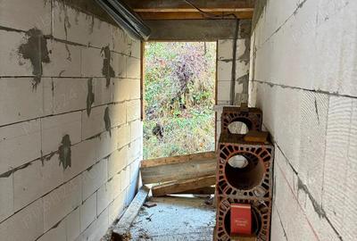 Casa la rosu cu utilitati si teren generos - 2