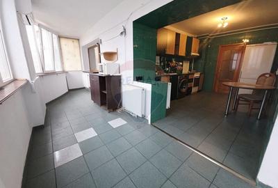 Apartament cu 2 camere de vanzare in zona 1 Mai - 10