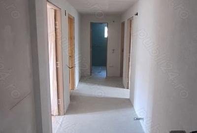Casă cu 8 camere cu Teren 540 Mp în Poiana Țapului - 4