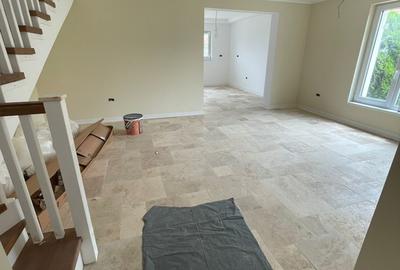 Casa cu garaj, lângă Carrefour, la asfalt - 5 camere, 3 băi - 3