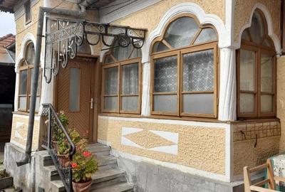 Casă cu 4 camere în Rucăr - 2