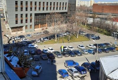 Apartament cu 3 camere semidecomandat în Bucur Obor