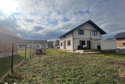 Casă cu 5 camere cu Teren 1414 Mp în Știuca