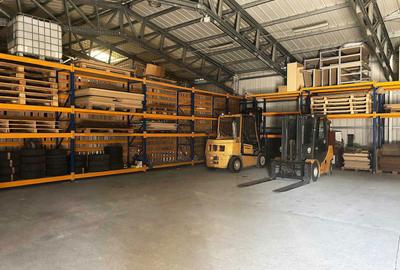 Spațiu comercial, de 1,000 mp, în Central - 3