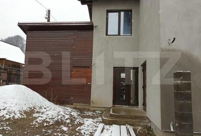 Casă cu 5 camere cu Teren 4400 Mp în Central - 2