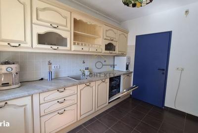 Apartament cu 3 camere, mobilat în Tei
