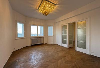 Apartament cu 4 camere semidecomandat, mobilat în P-ța Romană