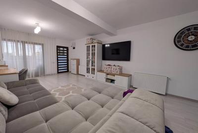 Casă cu 3 camere decomandat cu Canalizare în Central