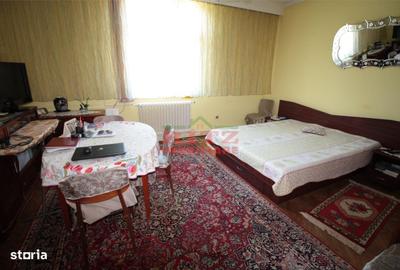 Apartament cu 4 camere decomandat în Orașul de Jos