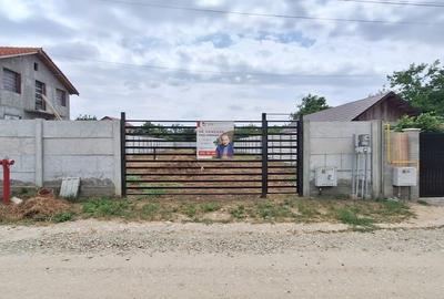 Teren intravilan imprejmuit cu gard de beton de vanzare