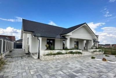 Casa cu 4 dormitoare, 4 bai si 2 bucatarii, terasa si beci - 1